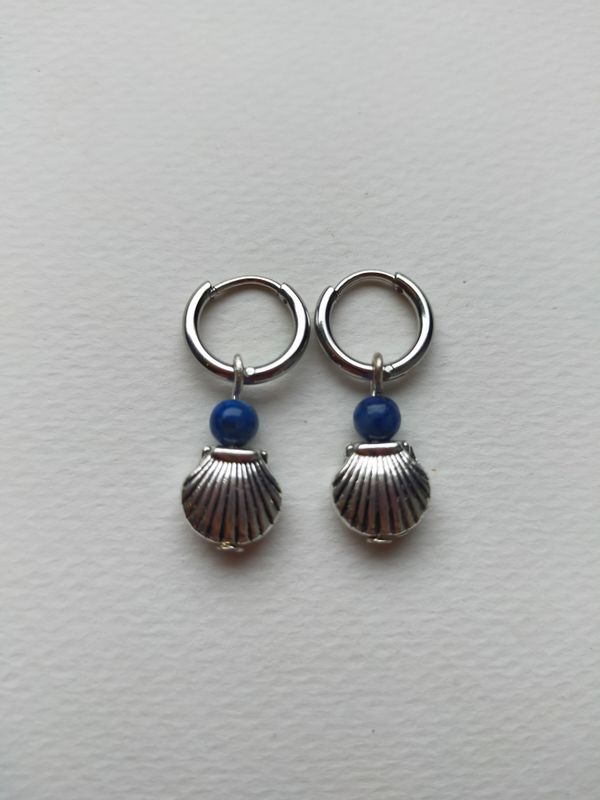 Oorringen jacobsschelp en lapis lazuli