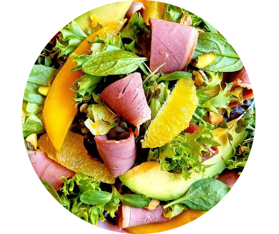 Svaigās salātu lapas ar kūpinātu pīles fileju, apelsīnu, mango, avokado, svaigo gurķi un
čili – mango mērci