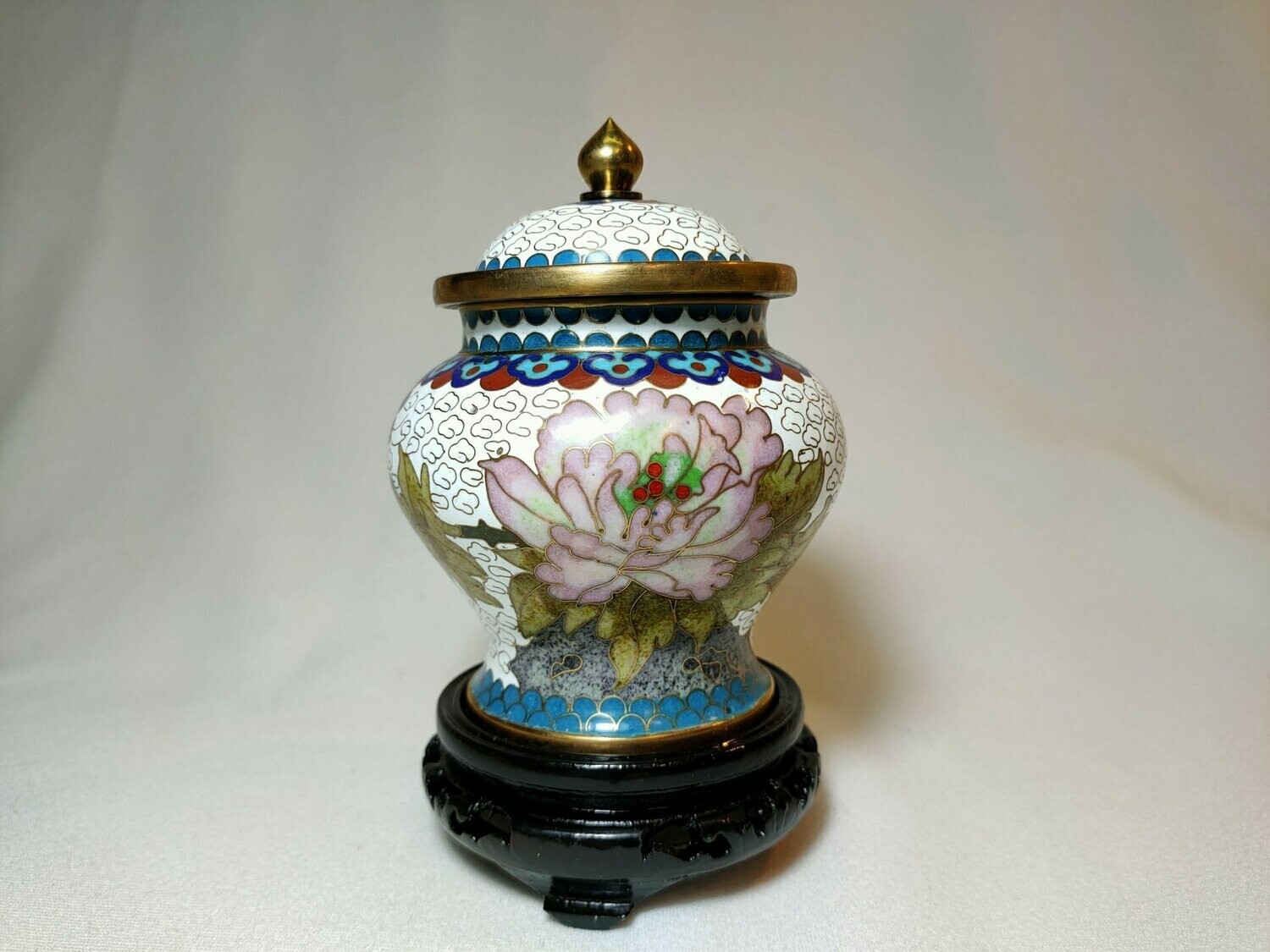 Potiche cloisonné bianca con fiori base legno di rosa - H 13,5 cm. - R4AB97BI