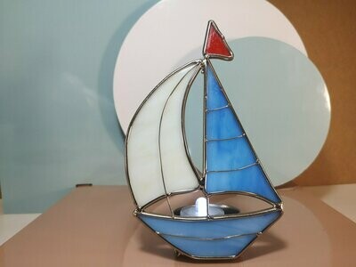 Barca a Vela in Vetro Artistico Tiffany con Tea Light - H 15 cm - C2A057 Barca a Vela in Vetro Artistico Tiffany con Tea Light - H 15 cm - C2A057