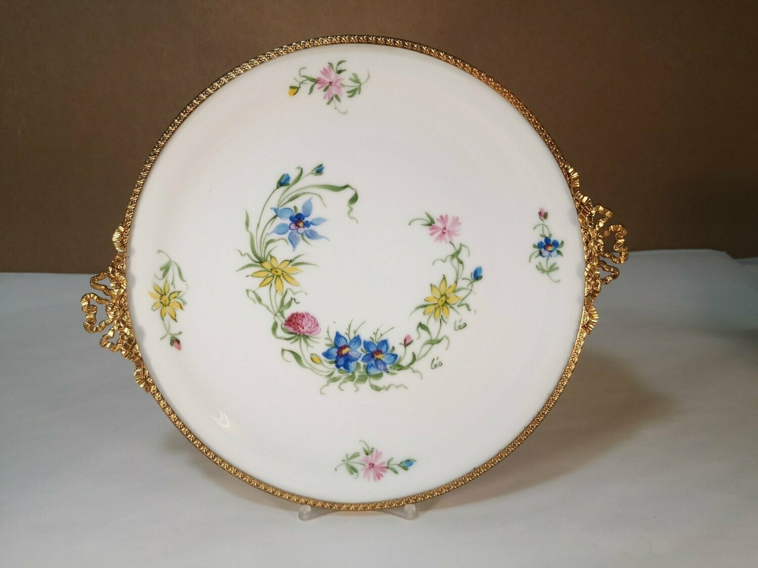 Piattino Tondo Limoges Antico Decorato a Mano con Ghiera Ottone Dorato, Dm. 22 cm