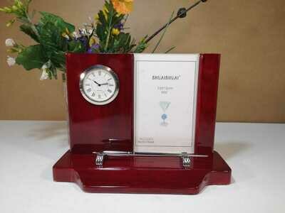 Porta foto e penna con orologio in legno bordeaux H 23x16,5 cm C3B046
