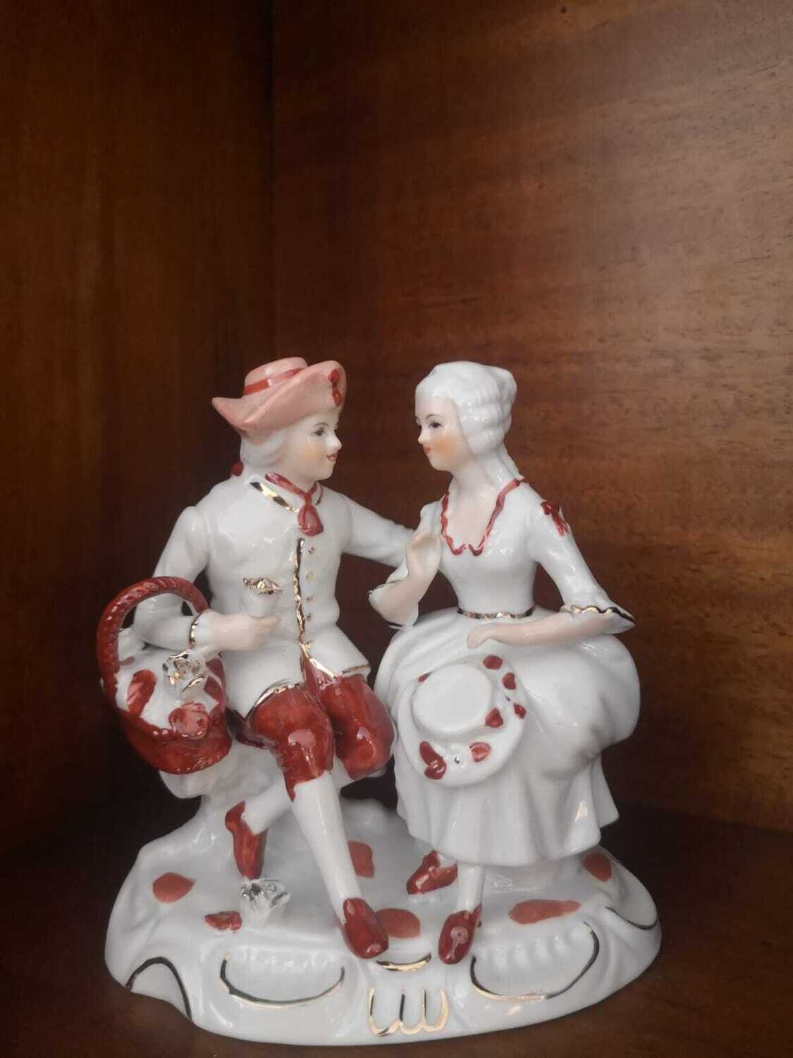 Dama e cavaliere  in porcellana decorata a mano h. 15 cm -M1E/F