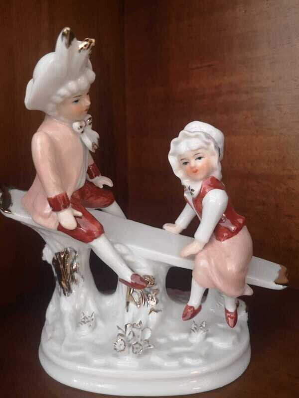 Bimbi su altalena - Porcellana decorata a mano h. 15 cm - M1F/..