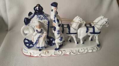 Dama e Cavaliere con Carrozza e 4 Cavalli - Porcellana decorata a mano h. 15 cm - C1A11