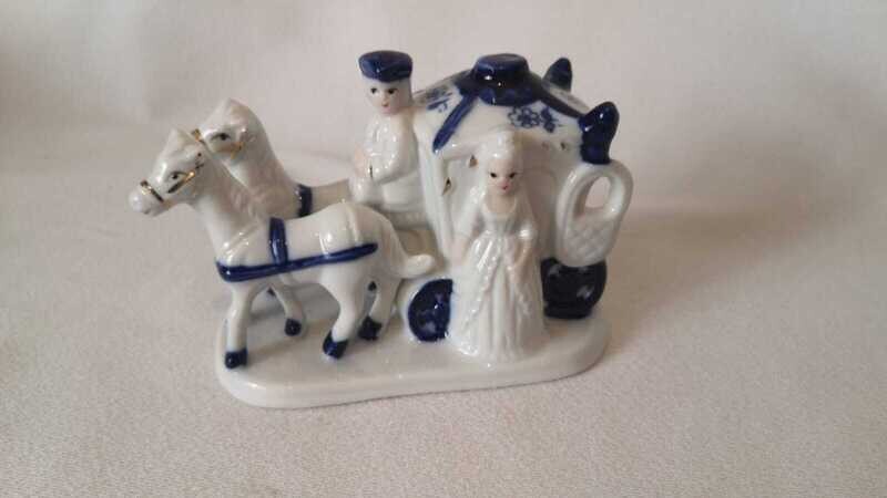 Dama con Carrozza e 2 Cavalli - Porcellana decorata a mano h. 8 cm - C1A13