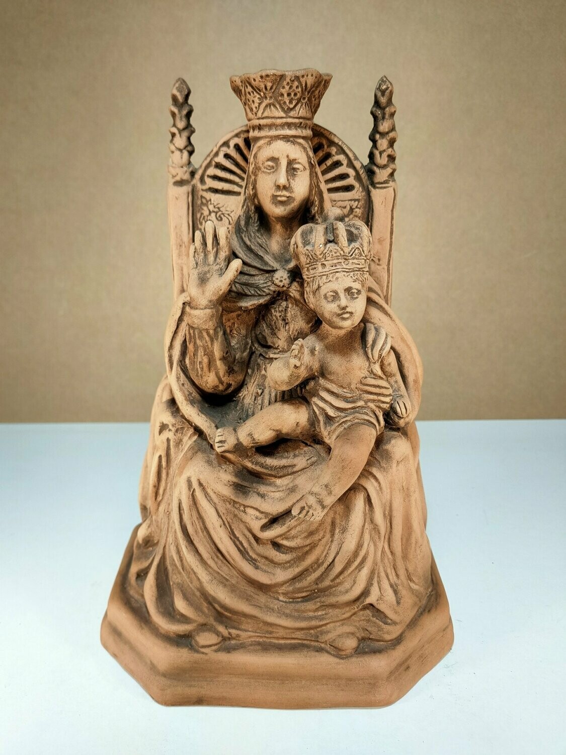 Madonna dell'Aiuto in cotto opera di Mario S. Luise H 28 cm Madonna dell'Aiuto in cotto opera di Mario S. Luise H 28 cm