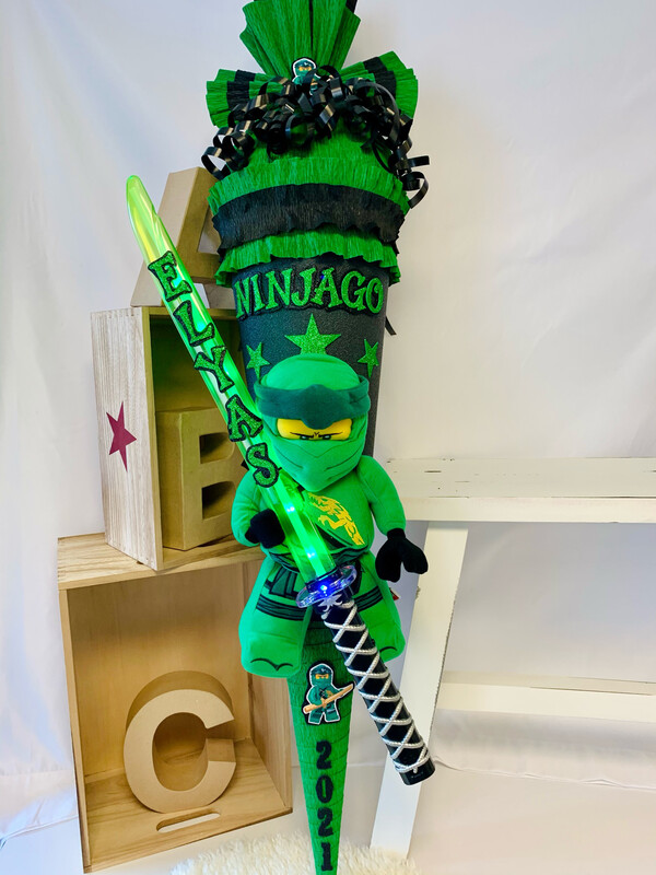 Schultüte/ Zuckertüte Ninjago Lloyd Plüschfigur und Lichtschwert Schultüte/ Zuckertüte Ninjago Lloyd Plüschfigur und Lichtschwert
