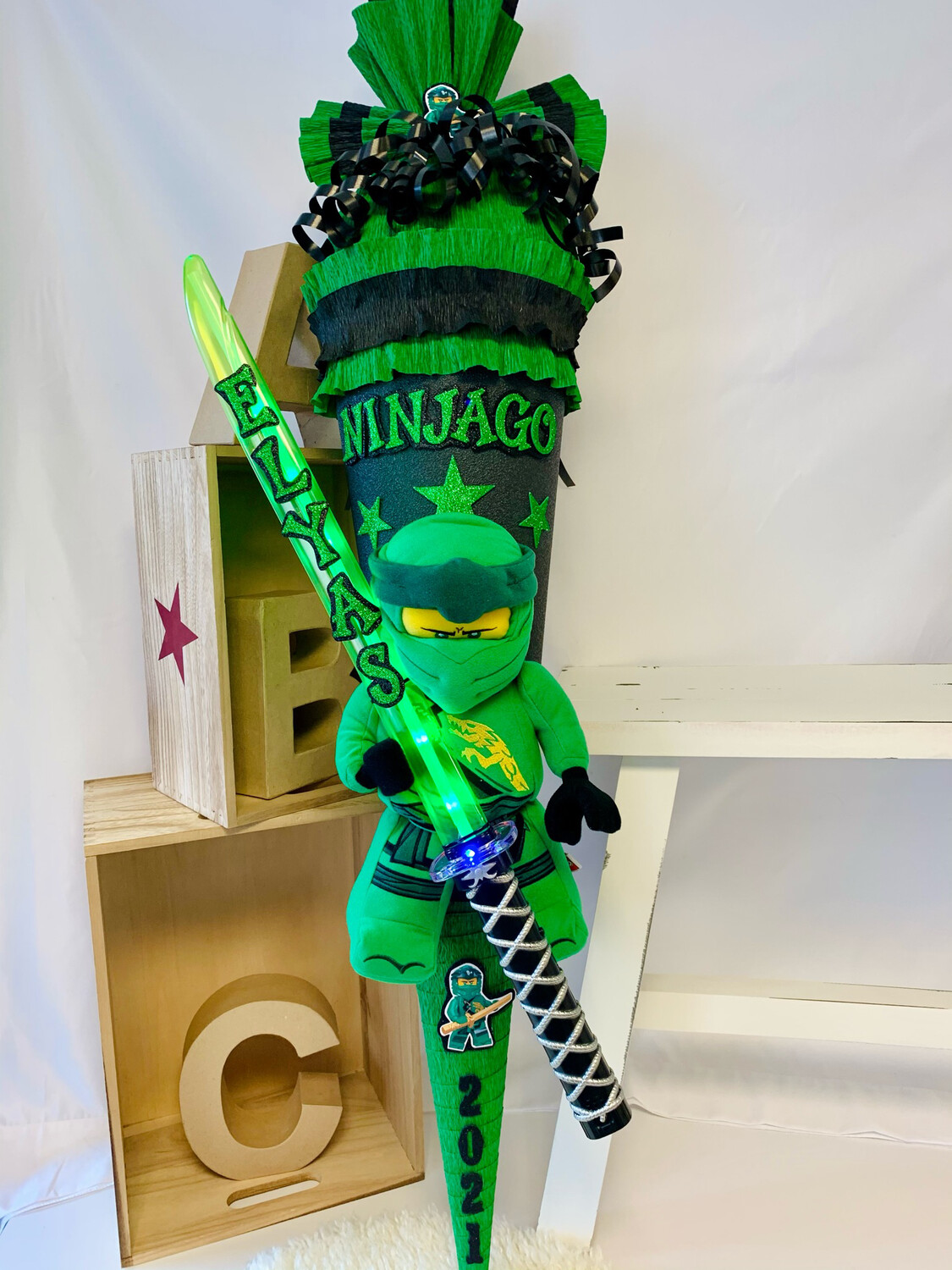 Schultüte/ Zuckertüte Ninjago Lloyd Plüschfigur und Lichtschwert Schultüte/ Zuckertüte Ninjago Lloyd Plüschfigur und Lichtschwert