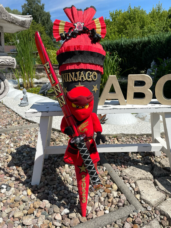 Schultüte/ Zuckertüte Ninjago Kai Plüschfigur mit Lichtschwert und goldenen Akzenten Schultüte/ Zuckertüte Ninjago Kai Plüschfigur mit Lichtschwert und goldenen Akzenten