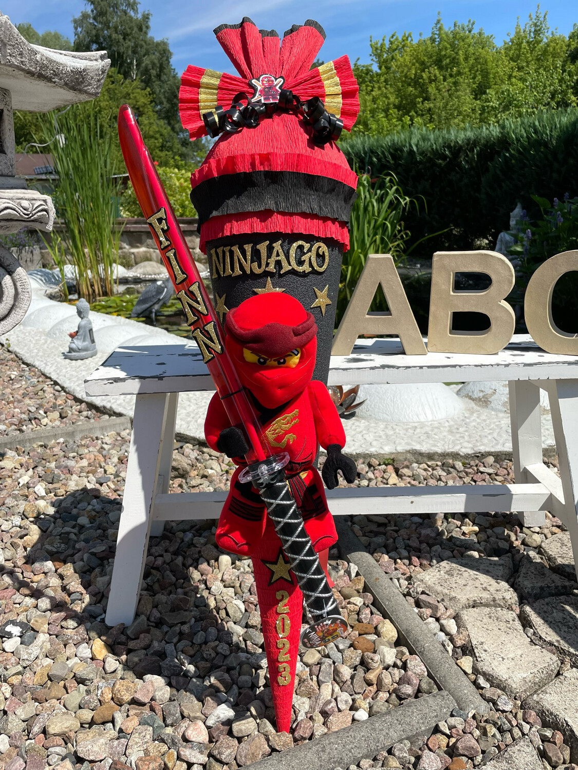 Schultüte/ Zuckertüte Ninjago Kai Plüschfigur mit Lichtschwert und goldenen Akzenten