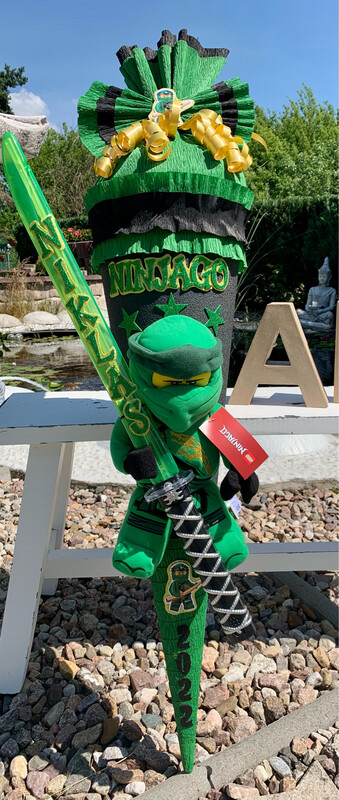Schultüte/ Zuckertüte Ninjago Lloyd Plüschfigur mit Lichtschwert und goldenen Akzenten Schultüte/ Zuckertüte Ninjago Lloyd Plüschfigur mit Lichtschwert und goldenen Akzenten