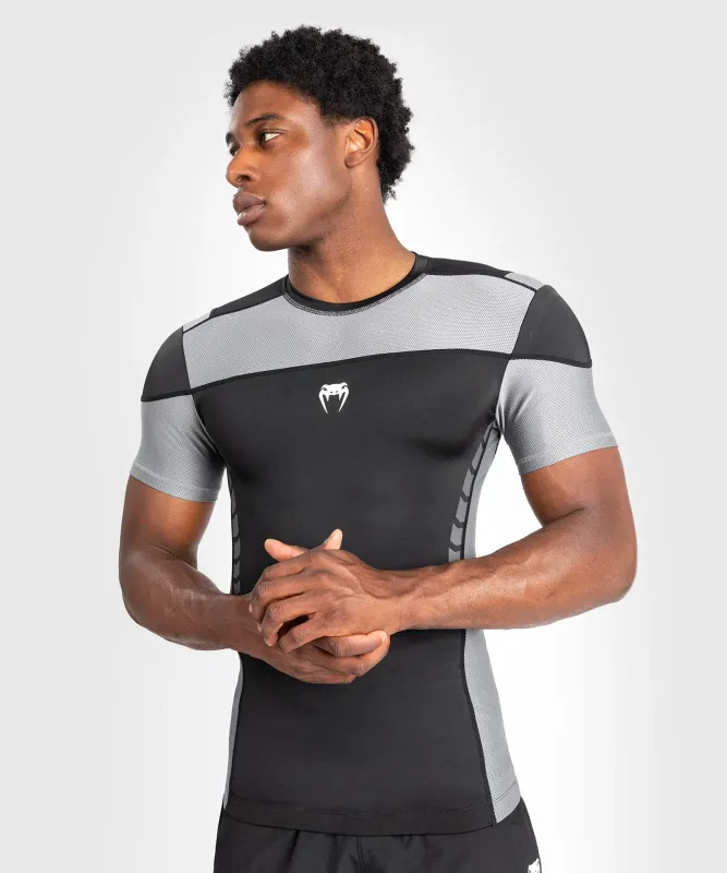 Venum Tempest Kurzarm-Rashguard - Schwarz/Grau Venum Tempest Kurzarm-Rashguard - Schwarz/Grau