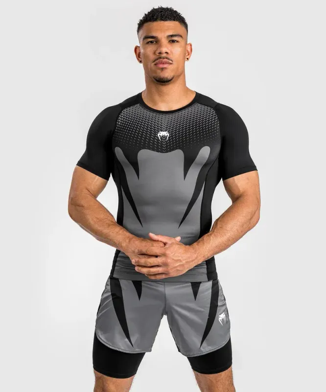Venum Attack Kurzarm-Rashguard - Schwarz/Grau Venum Attack Kurzarm-Rashguard - Schwarz/Grau