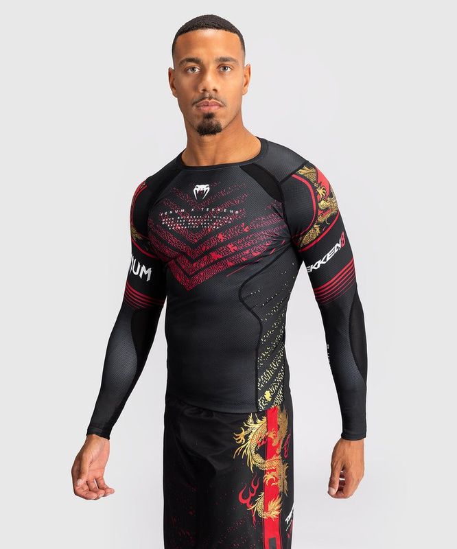 Venum Tekken 8 Law Langarm-Rashguard - Schwarz/Rot/Gold Venum Tekken 8 Law Langarm-Rashguard - Schwarz/Rot/Gold