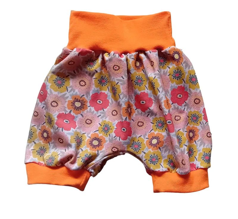 Kindershorts SOMMERBLUMEN in Gr. 80-92 Kindershorts SOMMERBLUMEN in Gr. 80-92