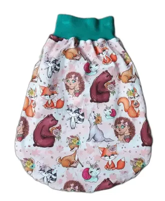 Handmade Baby Strampelsäcke von *Mini Tilli by Sonja* geben deinem neugeborenen Schatz ein Gefühl von Geborgenheit, so als wäre es noch im sicheren Mutterleib. Dank eines weichen Bündchen engt der Strampelsack nicht ein und wächst noch ein Weilchen mit.