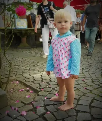 Damit dein kleiner Schatz auch im Winter oder an kühleren Sommertagen optimal gegen Kälte geschützt ist, findest du bei mir wunderschöne,  handgemachte  Baby Pullover und Kleider - Mini Tilli by Sonja