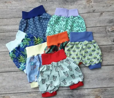 Besonders an warmen Tagen sind handgefertigte kurze Pumphosen für Babys und Kinder von *Mini Tilli by Sonja* perfekt. Durch ihren weiten und bequemen Schnitt mit hoher Bewegungsfreiheit sind sie der ideale Begleiter für deinen Liebling! 