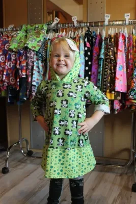 Handgemachte Kinderkleidung von *Mini Tilli by Sonja* ist für jede Jahreszeit geeignet. Ob Langarmkleid, schickes Hochzeitskleid, Schulkleid, Sommerkleid, Kapuzenpullover oder Röckchen - wähle zwischen zahlreichen Designs wie Blumen, Tiere, Kreise, maritim und vieles mehr.