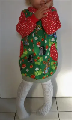 Handmade Kleider für Mädchen von *Mini Tilli by Sonja* sind Allrounder unter den Kleidungsstücken und eignen sich perfekt als bequemes Alltagsoutfit oder zu festlichen Gelegenheiten. Sie wachsen mit und können daher lange getragen werden.