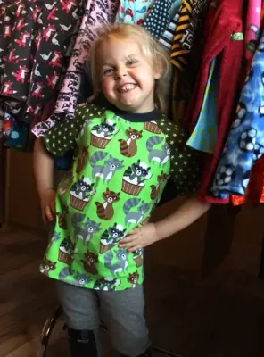 Coole, handgefertigte Kinder T-Shirts für Jungen und Mädchen von Mini Tilli by Sonja sind ideale Begleiter an heißen Sommertagen. Ob Blumendesigns, Dinos, Geburtstagsshirts, Autos oder Shirts zur Einschulung, hier ist für jeden etwas dabei.