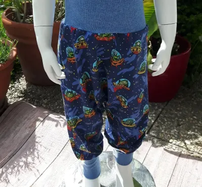 Entdecke handgemachte Pumphosen für Kinder von *Mini Tilli by Sonja* - handgemachte Kindersachen aus der Eifel. Sie sind Individuell von Hand genäht und wachsen durch extra breite Bündchen über mindestens 2 Größen lang mit.