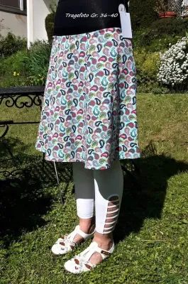 Ein knielanger, handgenähter Damenrock Tellerrock von *Mini Tilli by Sonja* sorgt für einen stilsicheren und eleganten Auftritt und ist tragbar zu vielen Auftritten. Durch den extra breiten Bund ist er in der Länge variabel und sitzt passgenau, auch bei breiteren Hüften.