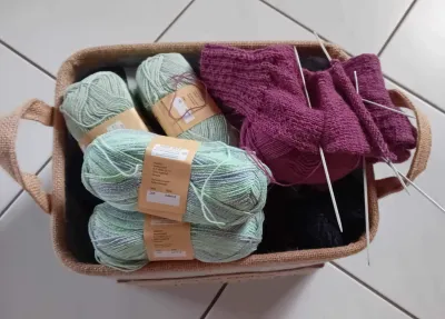 In der kalten Jahreszeit gibt es nichts besseres und schöneres als handgestrickte Socken von *Mini Tilli by Sonja*. Aus warmer Schurwolle hergestellt sind sie eine Wohltat für Kinder- und Erwachsenenfüße.