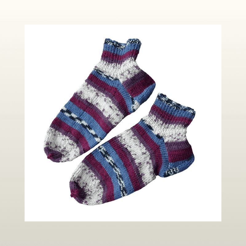 In der kalten Jahreszeit gibt es nichts besseres und schöneres als handgestrickte Socken von *Mini Tilli by Sonja*