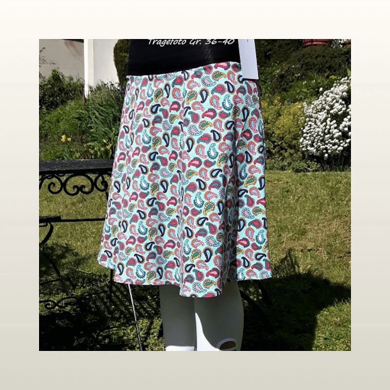 Ein knielanger, handgenähter Damenrock Tellerrock von *Mini Tilli by Sonja* sorgt für einen stilsicheren Auftritt