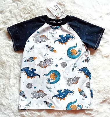 Kinder T-Shirt WELTRAUMDINOS in Gr. 128 und Gr. 134 Kinder T-Shirt WELTRAUMDINOS in Gr. 128 und Gr. 134