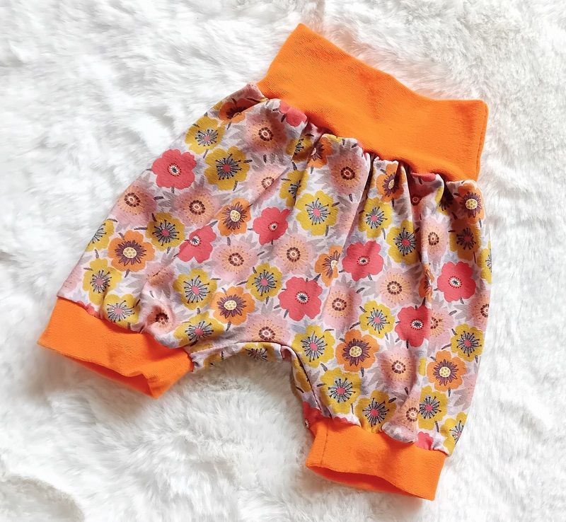 Kindershorts SOMMERBLUMEN in Gr. 80-92 Kindershorts SOMMERBLUMEN in Gr. 80-92