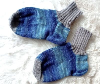 handgestrickte Damensocken blau grau in Gr. 36/37 handgestrickte Damensocken blau grau in Gr. 36/37
