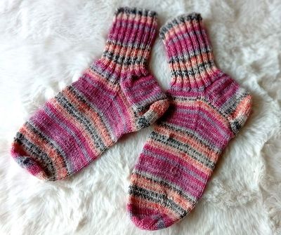 handgestrickte Damensocken rosa gestreift in Gr. 37/38 handgestrickte Damensocken rosa gestreift in Gr. 37/38