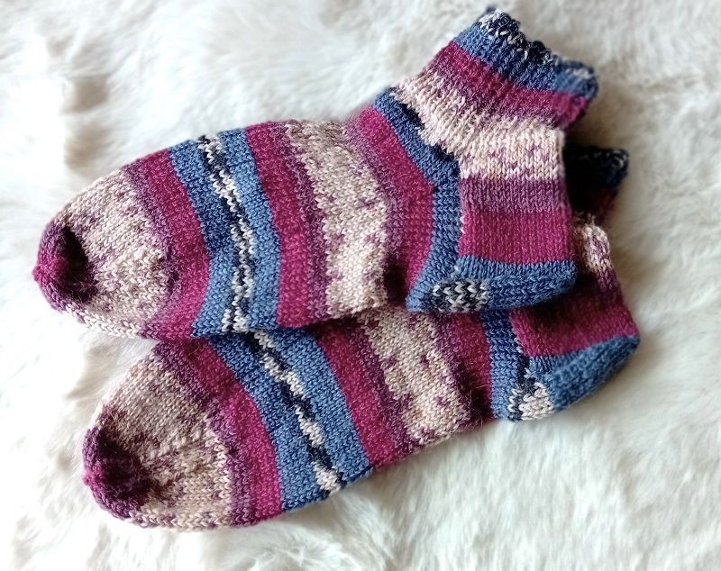 handgestrickte Damensocken  bordeaux blau in Gr. 38 handgestrickte Damensocken  bordeaux blau in Gr. 38