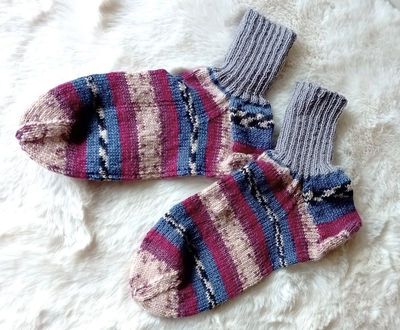 handgestrickte Damensocken bordeaux blau in Gr. 41/42 handgestrickte Damensocken bordeaux blau in Gr. 41/42