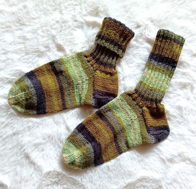 handgestrickte Damensocken gruen in Gr. 41/42 handgestrickte Damensocken gruen in Gr. 41/42