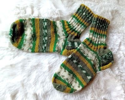 handgestrickte  Damensocken oliv weiss in Gr. 37 handgestrickte  Damensocken oliv weiss in Gr. 37