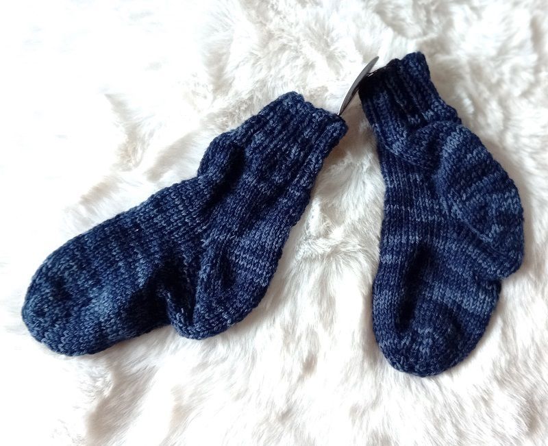 handgestrickte Babysocken blau meliert in Gr. 19/20 handgestrickte Babysocken blau meliert in Gr. 19/20