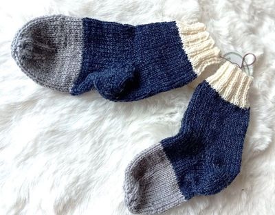 handgestrickte Babysocken grau-blau in Gr. 19/20 handgestrickte Babysocken grau-blau in Gr. 19/20