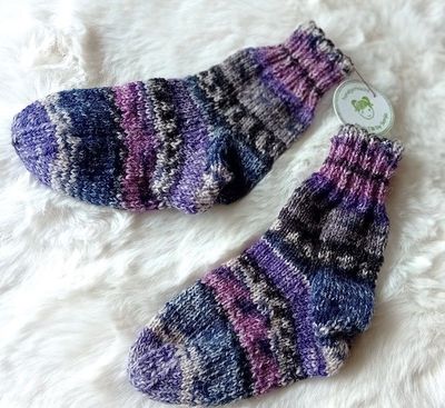 handgestrickte Kindersocken lila rosa in Gr. 22/23 handgestrickte Kindersocken lila rosa in Gr. 22/23