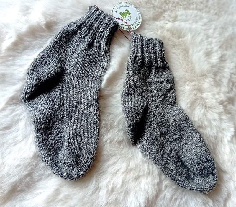 handgestrickte Kindersocken grau in Gr. 22/23 handgestrickte Kindersocken grau in Gr. 22/23