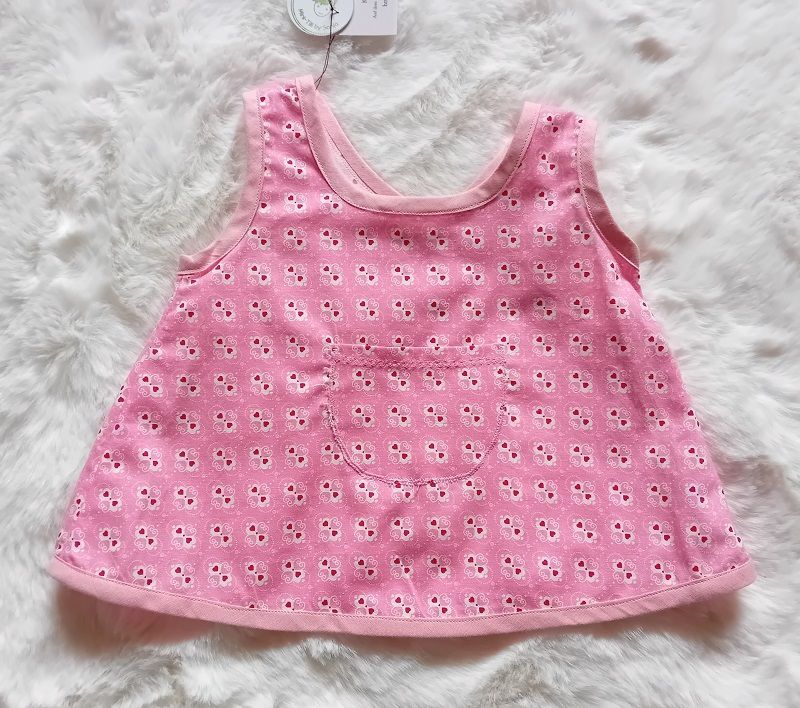 Kinderschuerze  HERZBONBONS in Gr. 80 Kinderschuerze  HERZBONBONS in Gr. 80