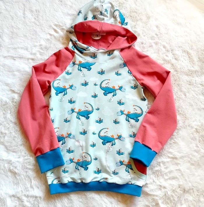 Kapuzenpullover Kinder Hoodie DRACHENAUSFLUG in Gr. 134