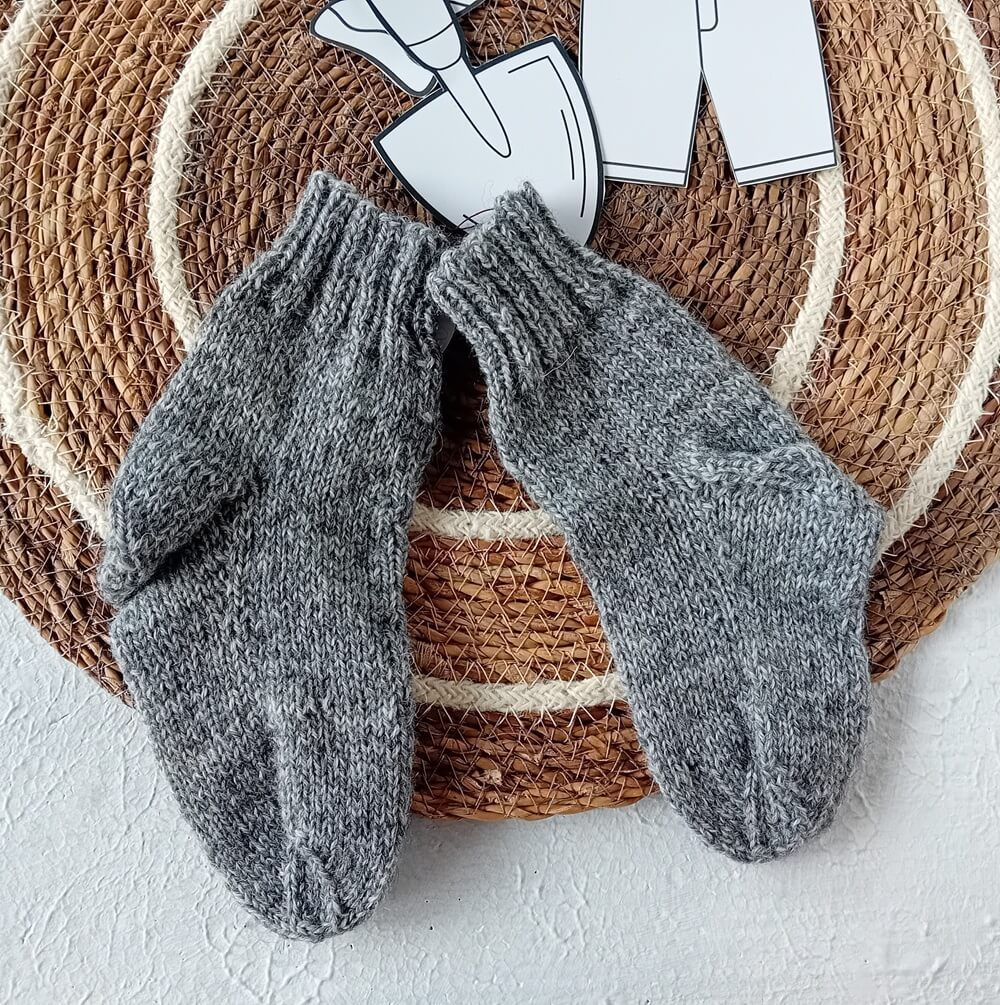 handgestrickte Kindersocken grau in Gr. 22/23 handgestrickte Kindersocken grau in Gr. 22/23