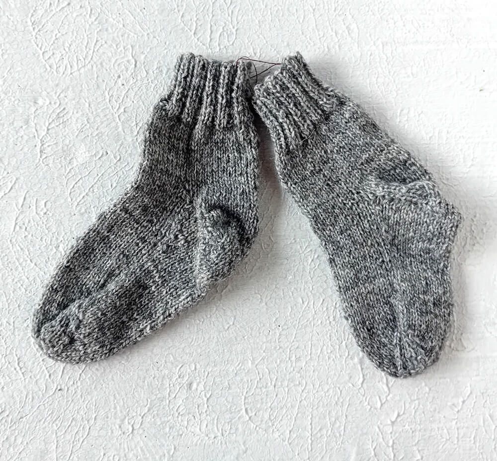 handgestrickte Kindersocken grau in Gr. 22/23