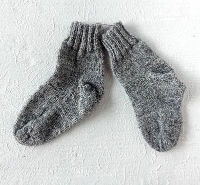 handgestrickte Kindersocken grau in Gr. 22/23