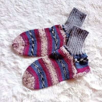 handgestrickte Damensocken bordeaux blau in Gr. 41/42