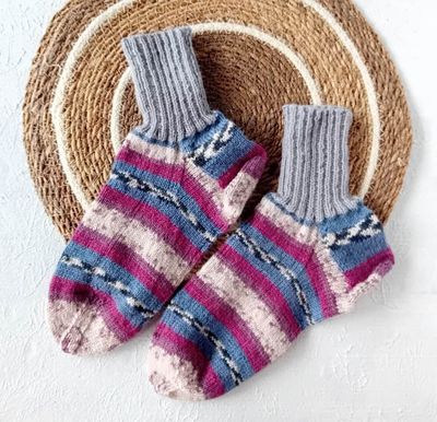 handgestrickte Damensocken bordeaux blau in Gr. 41/42 handgestrickte Damensocken bordeaux blau in Gr. 41/42